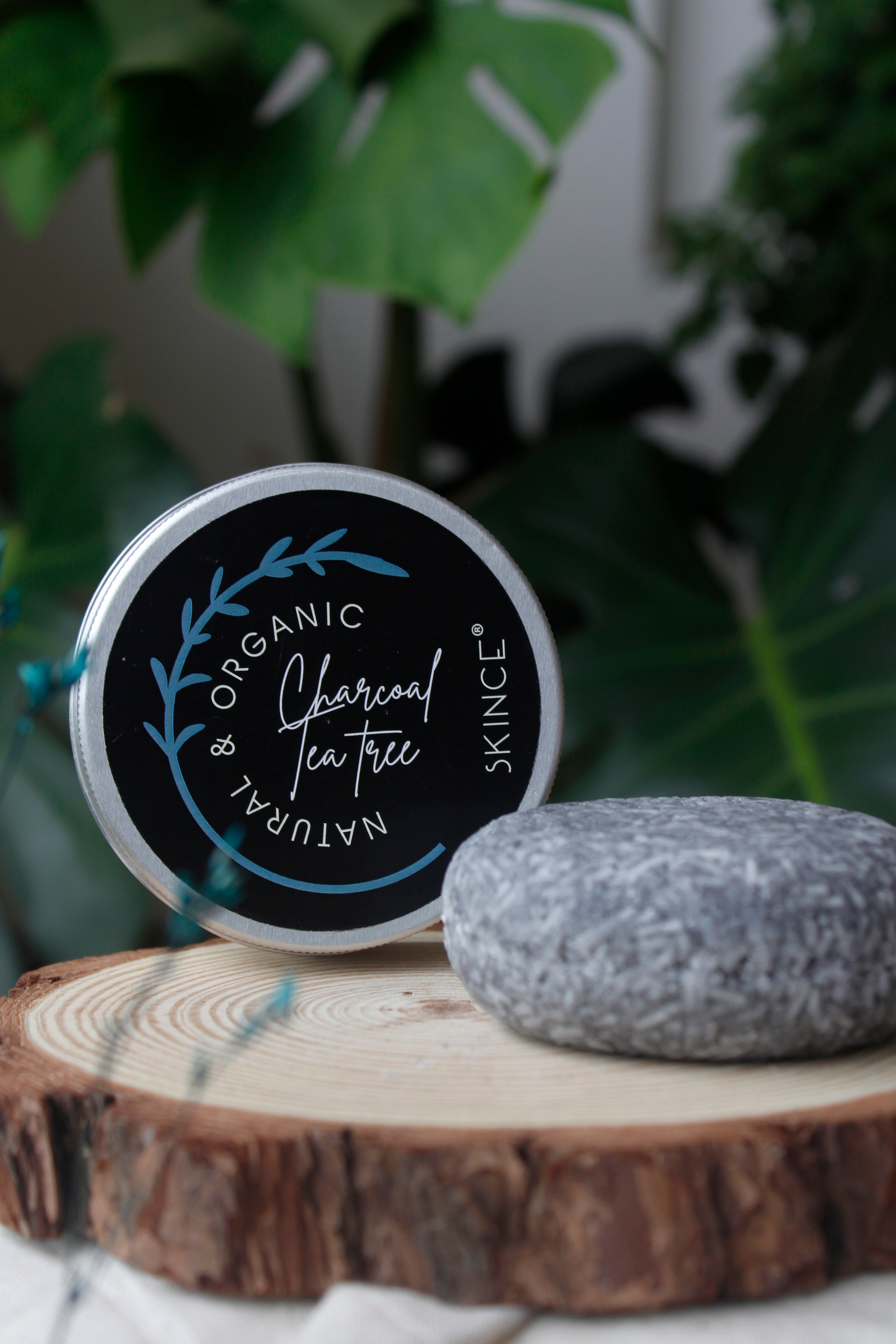 Charcoal & Tea tree Detoxifier shampoo bar.